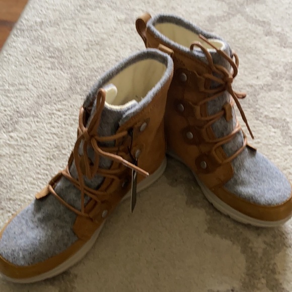 - NEW- Sorel Explorer Joan boots - Picture 3 of 11